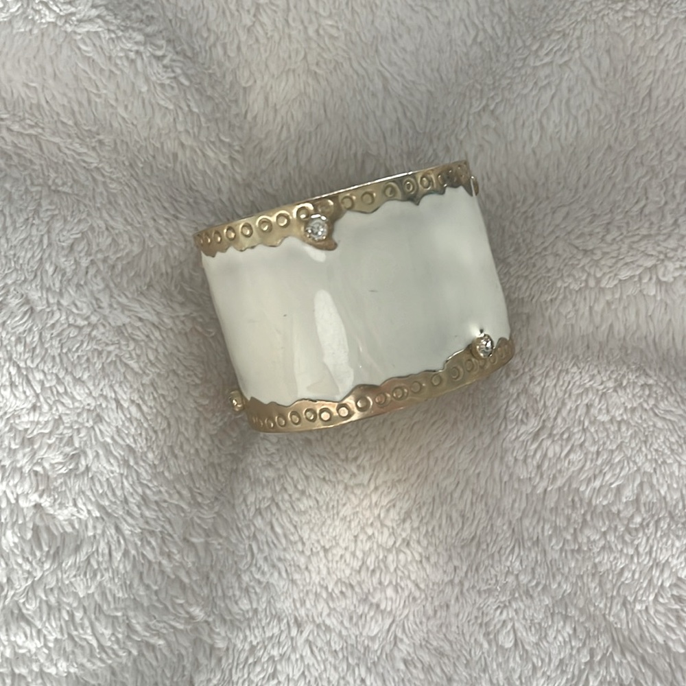 Elegant staple bracelet with enamel cream gold and crystals